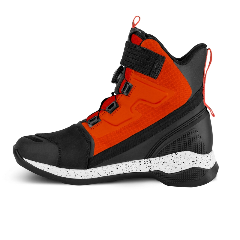 Shima Takeshi zwart met rode motorlaarzen