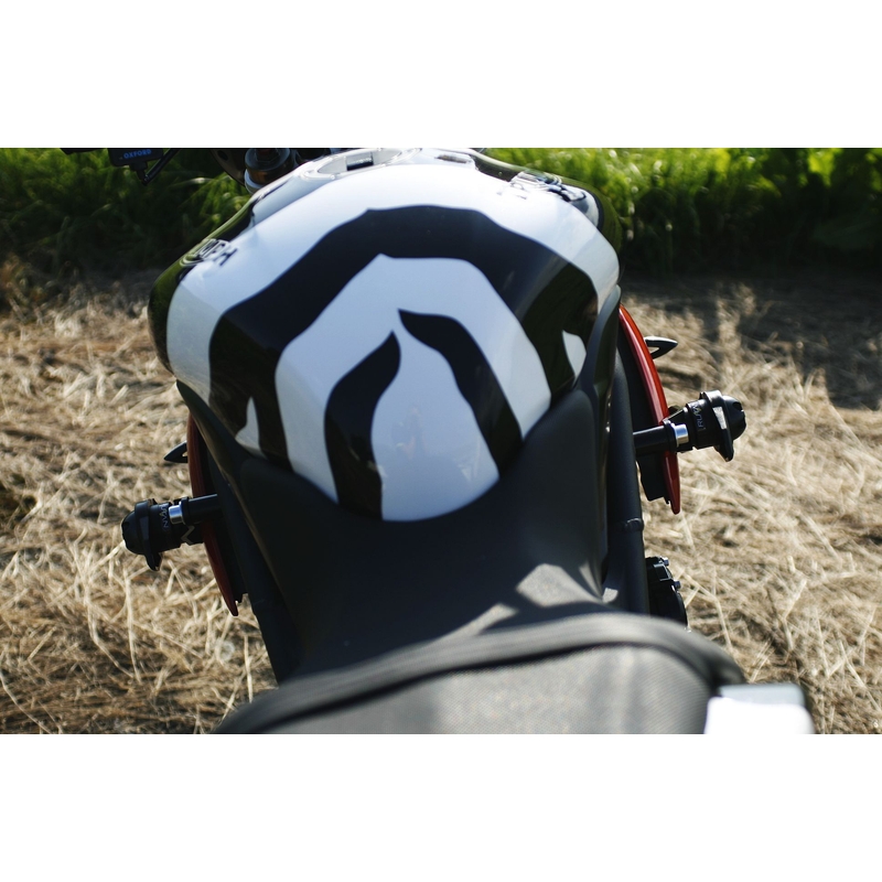 Triumph SPEED TRIPLE 1050 (11-) Pijl