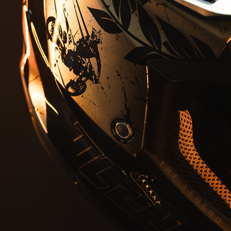Motorcrosshelm Airoh Aviator 3.0 "TC 222 THE LEGEND" zwart-goud