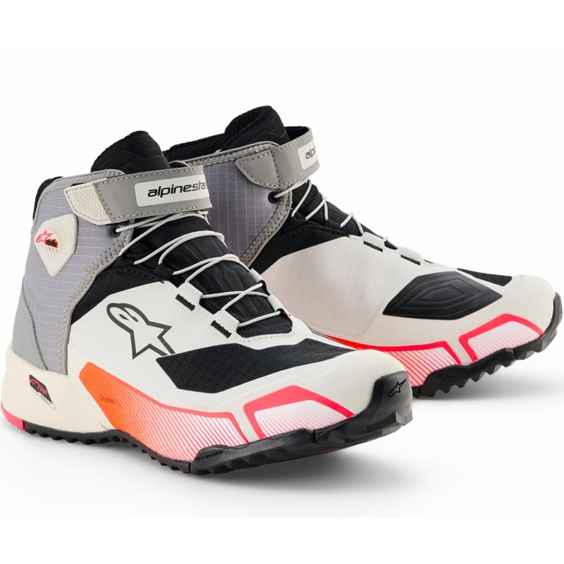 Alpinestars Stella CR-X Drystar motorlaarzen voor dames in de kleuren wit, lichtgrijs, zwart en fluorescerend roze.