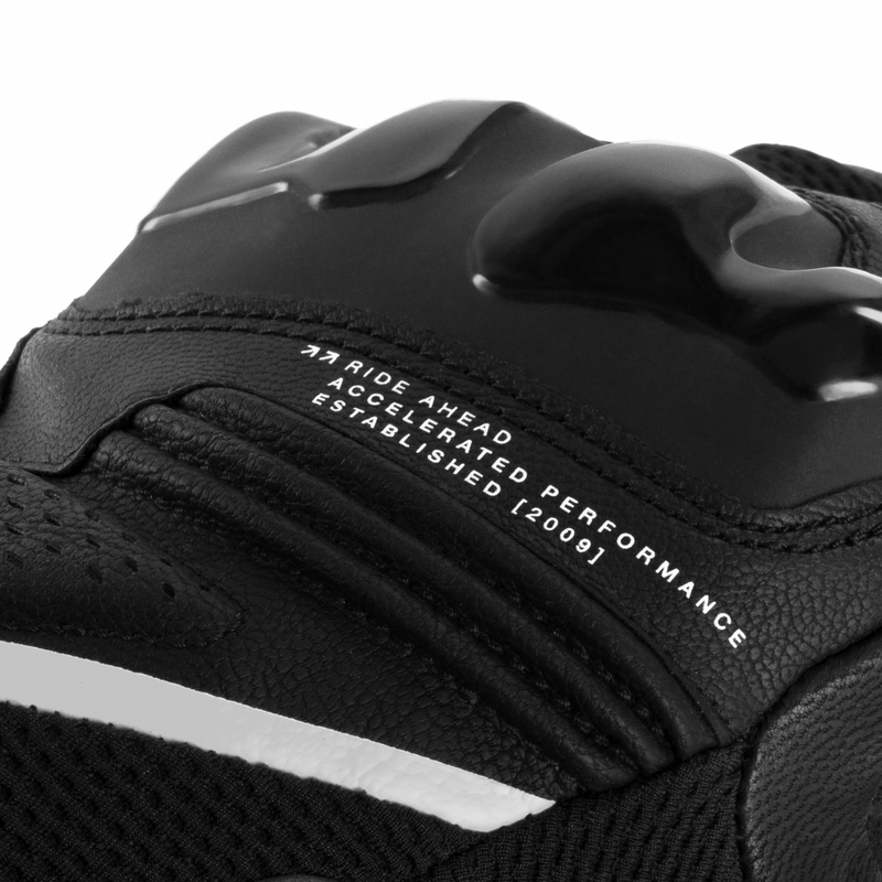 Motorhandschoenen voor dames van Shima Spark 3.0 in zwart-wit.